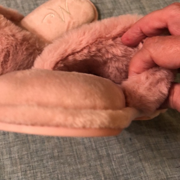 Gorgeously sexy bedroom slippers in blush pink.  Slippers by SNUGLEAVES.  Size 8 - Picture 3 of 8